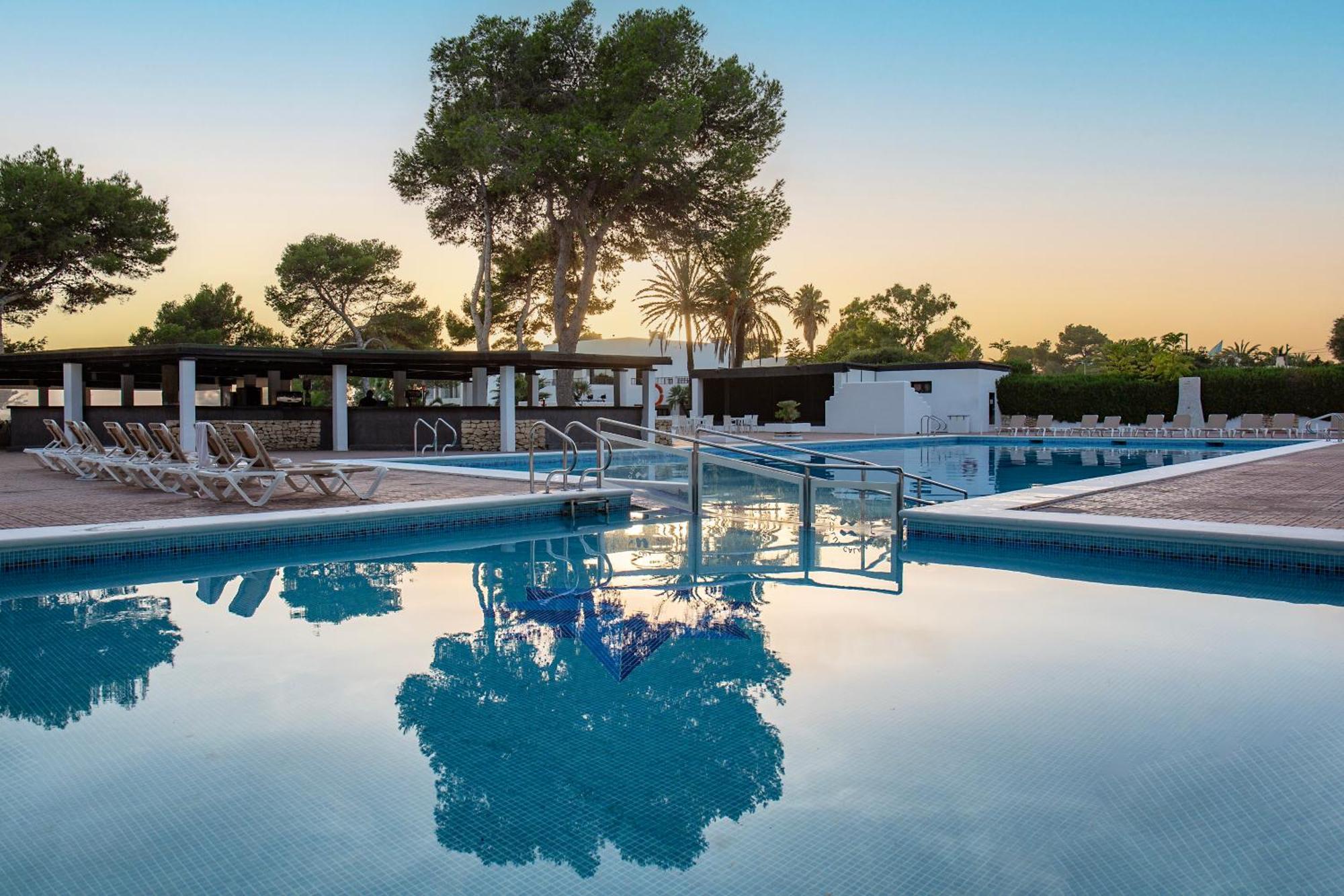 Apartamentos Club Cala Azul Sant Carles de Peralta Luaran gambar